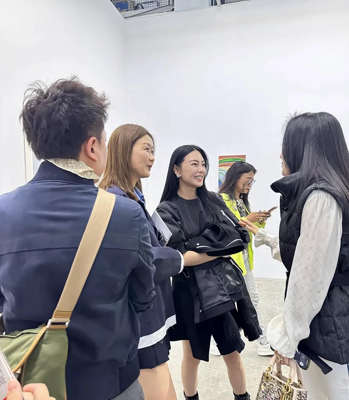 张雨绮现身上海西岸艺术展，五官精致皮肤白皙，高价保养果然有用