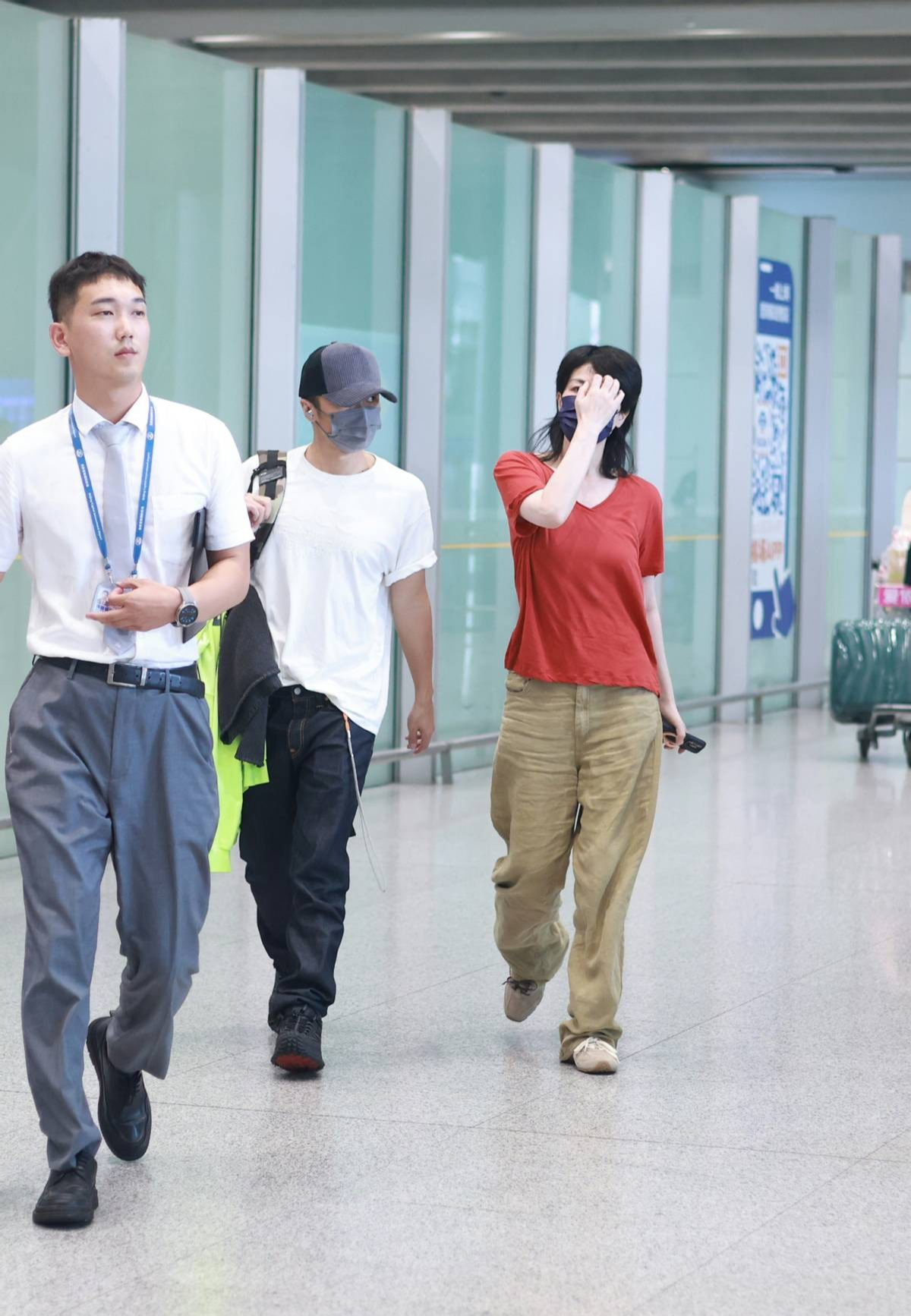 “锋菲”日本度假,55岁王菲身材走样有赘肉了