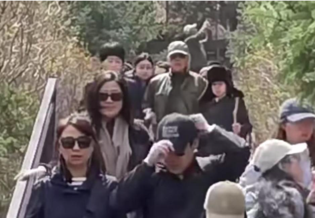 郭晶晶全家游山西!两女儿拿登山棍自己走,79岁霍震霆由两人搀扶