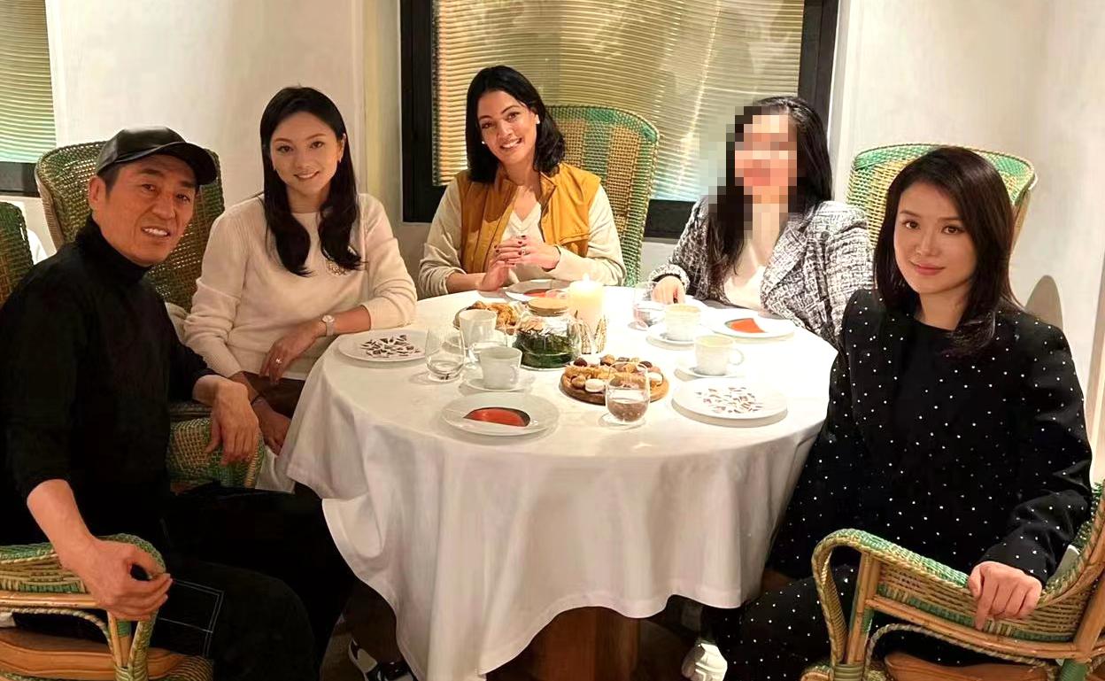 张艺谋携妻出游，合体现身巴黎多场活动，42岁陈婷气质出众变美了