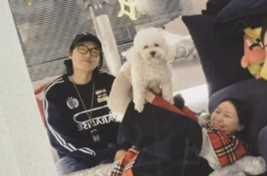 金靖产后与导演老公首合体,不化妆状态特好,舒奕橙留长发也很帅