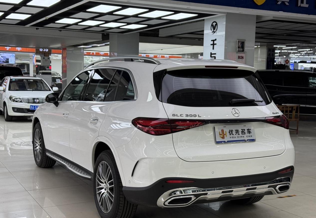 准新奔驰GLC300，4MATIC加持，39万体验三叉星魅力