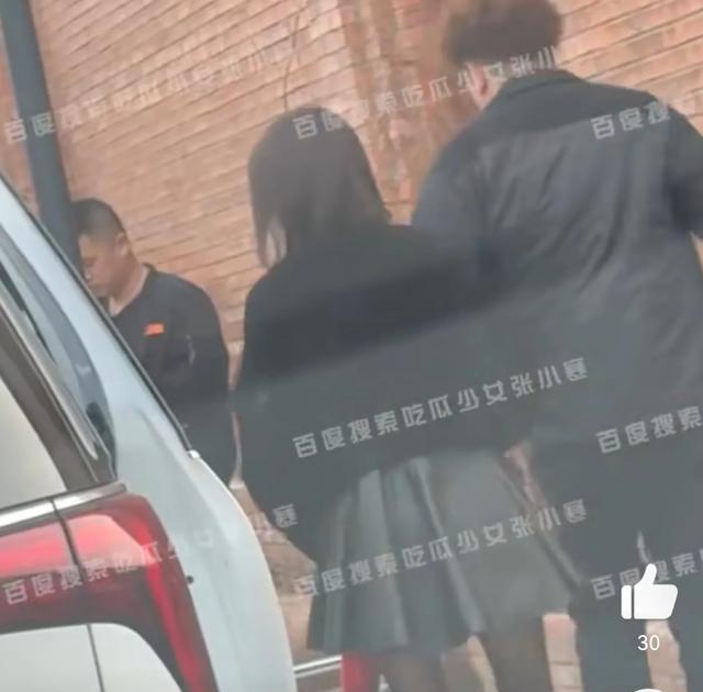 佟丽娅带儿子现身陈思诚工作室，女方穿百褶短裙黑丝袜气质绝佳