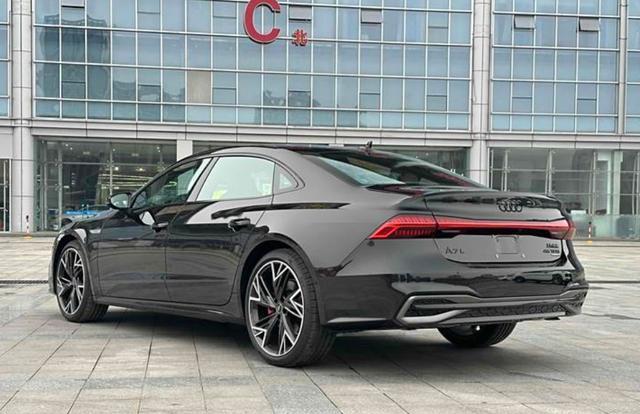 奥迪A6L劲敌来袭,2.0T高功版跌至29.49万,豪华轿车性价比之选