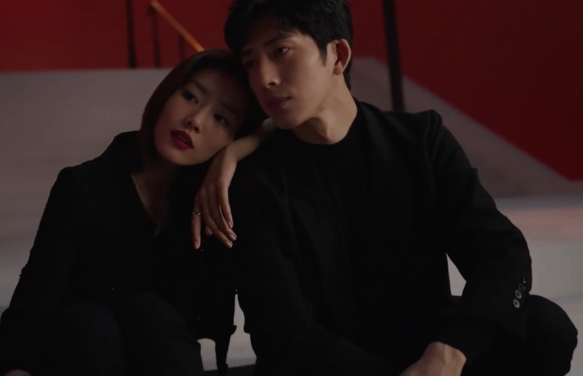 井柏然刘雯十指紧扣逛街，三年恋情打破分手传闻！