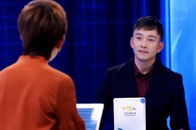 他是央视最帅才子！离职后成百亿总裁，今满头白发“取向成谜”？