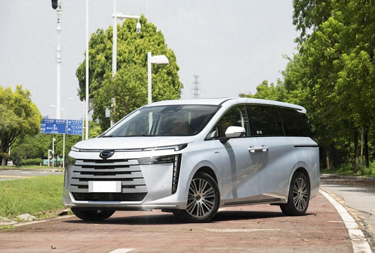 全新中型插混MPV，车长超4米9，配双零重力座椅，综合续航1200Km