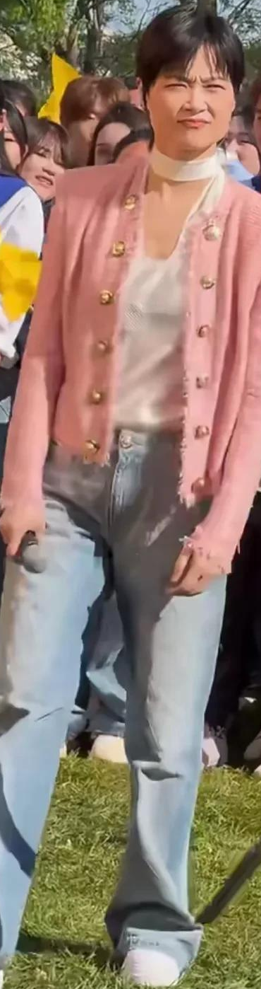 李宇春新造型翻车！粉色穿搭遭群嘲，41岁未婚状态引热议