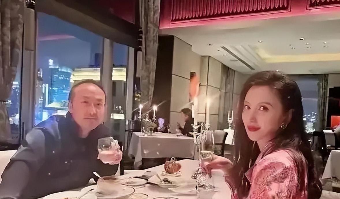 张萌与老公庆祝结婚十周年，贴脸合影大秀恩爱