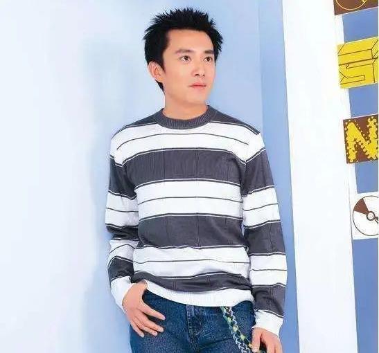 他是央视最帅才子！离职后成百亿总裁，今满头白发“取向成谜”？