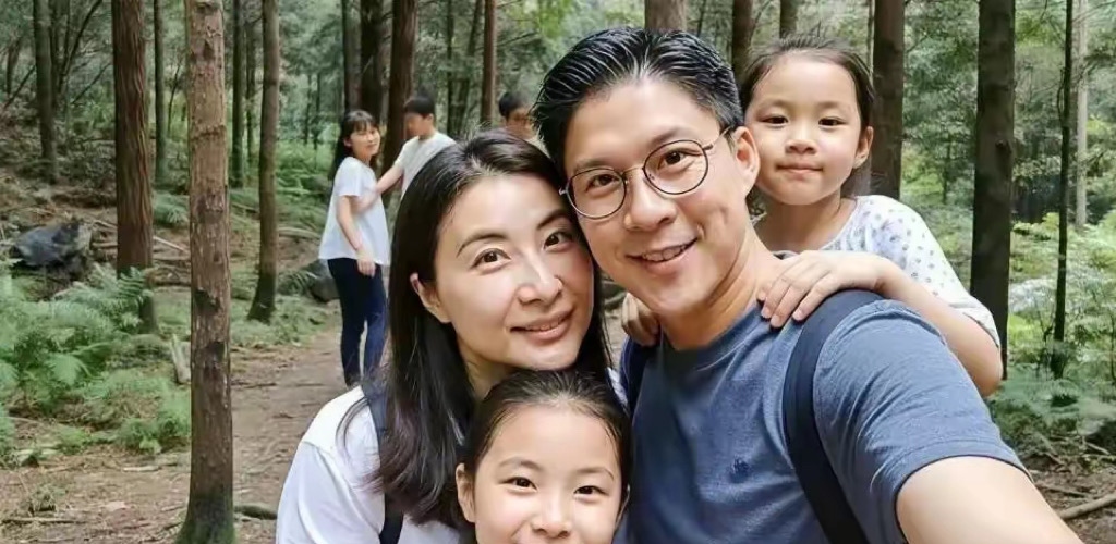 郭晶晶领着两个女儿去爬山，素颜模样酷似朱玲玲，霍启刚背着小女儿超宠溺