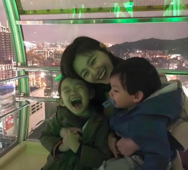 马筱梅疑带小玥儿姐弟回娘家，晒出2张照片释放4个信号