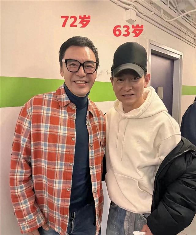 ?63岁刘德华和朋友聚餐，身材干瘦，脖子前倾体态差，本人苍老好多