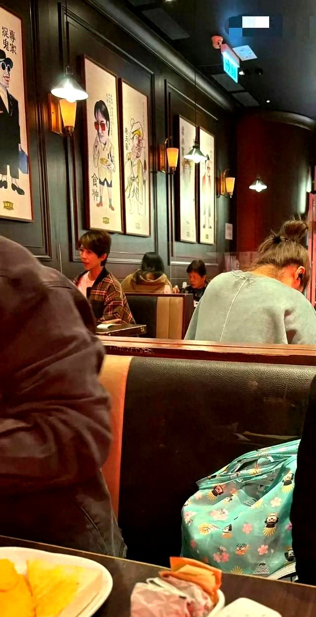 香港茶餐厅偶遇蔡少芬，本人好瘦啊! 年过50一头短发十分利落