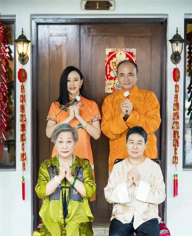 胡静朱兆祥与母亲同拍全家福，47岁似27岁美炸，妈妈气质佳！