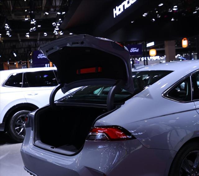 英仕派：运动绅士的优雅宣言，颜值与实力的双重盛宴！