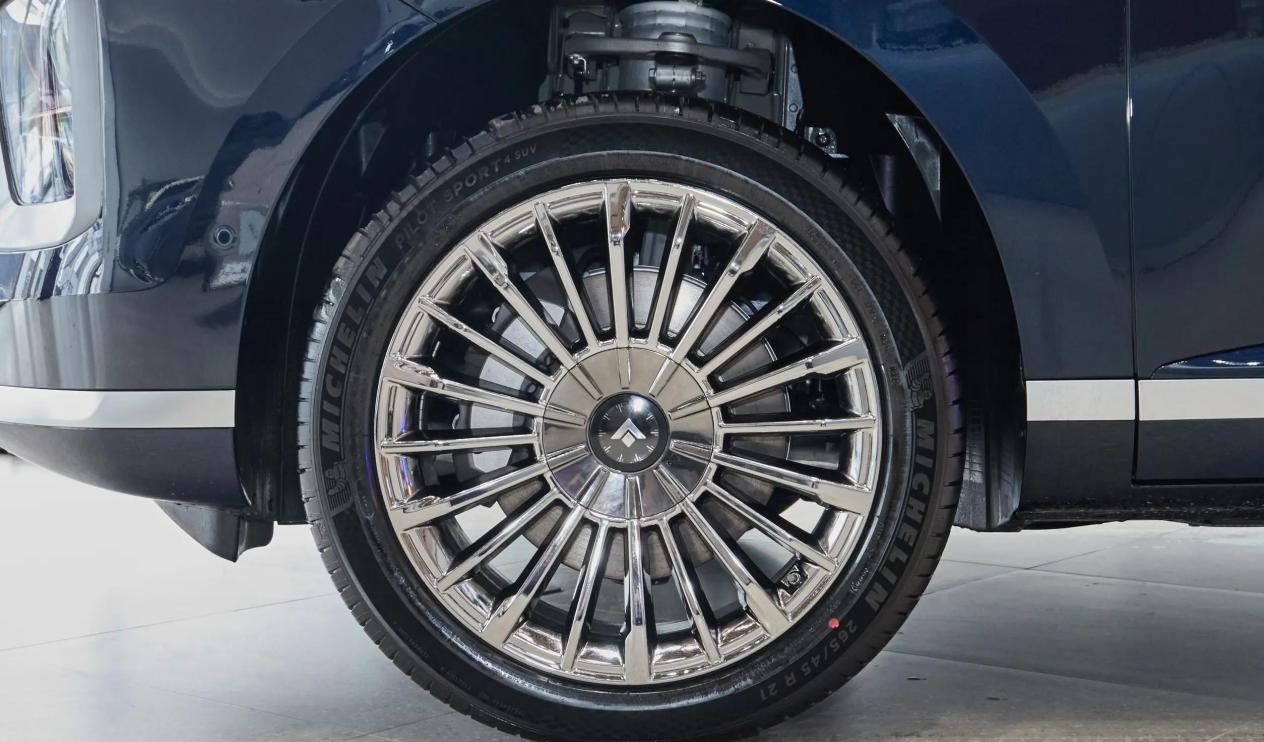 广汽昊铂HL：独特外观与舒适内饰，科技配置丰富，适合家庭用车