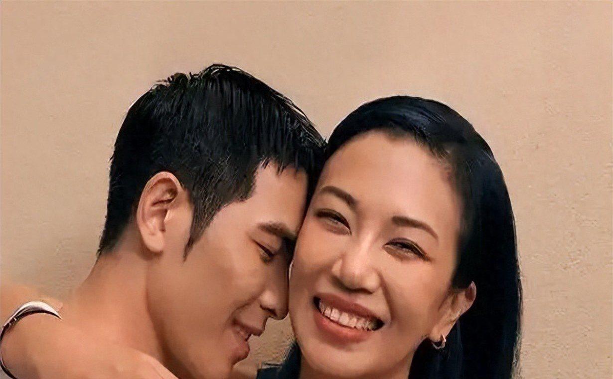 51岁林有慧苦尽甘来，晒“一家三口”回应催生，看来小S早已知内情