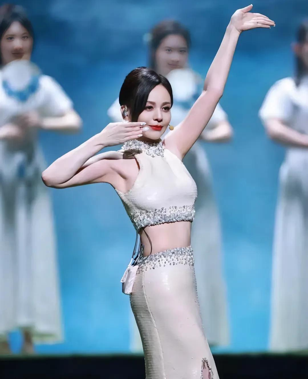 从荧幕到上海:54 岁 “雪姨” 颜值有变,火辣身材依旧