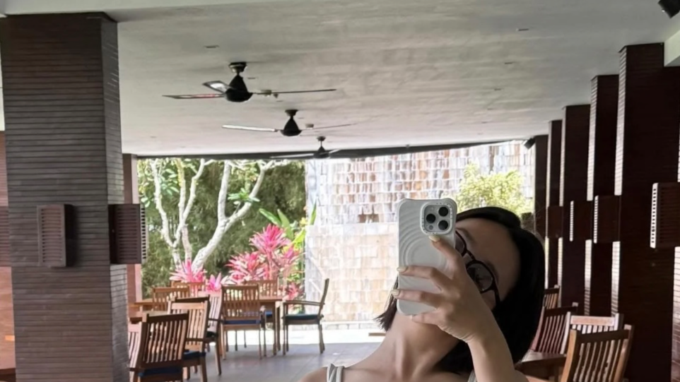 TVB当红花旦外游充电！无惧素颜形象示人，小背心造型尽显好身材