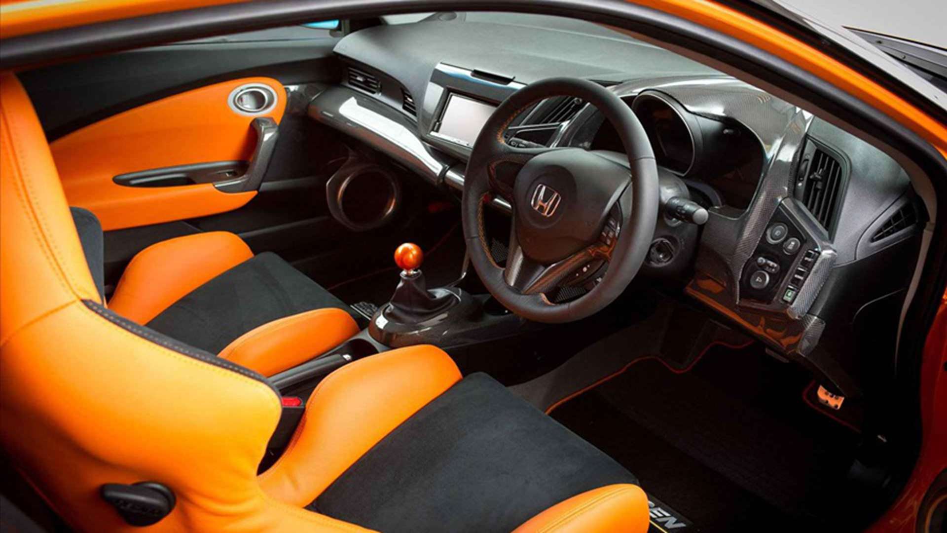 小米YU7最新内饰谍照曝光：有理想L系影子，翻转屏幕被砍