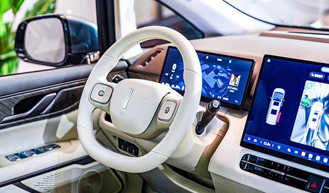 家用MPV卷王：魏牌全新高山标配智驾+四驱，32.98万起售