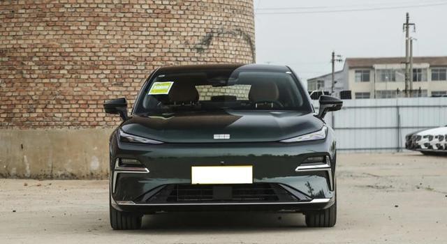 吉利银河星耀8才十几万 车长5米续航1600 连轴距都快赶上奥迪A6L了