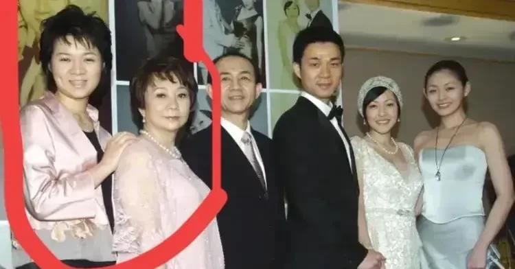 原来我们被汪小菲骗了,他没出庭皆因一男二女网友说:拦路虎出现