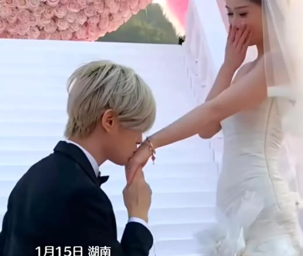 网红鹿哈向女友求婚成功，直播7个月赚3500万，女友气质不输女明星