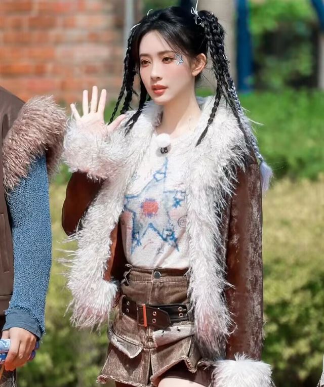 孟子义宋雨琦《奔跑吧13》首期录制，粉红芭比装和辣妹装都好美