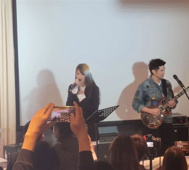 卫诗雅第二场婚宴现场曝光！戴10对龙凤鈪贵气逼人，陈家乐抢风头