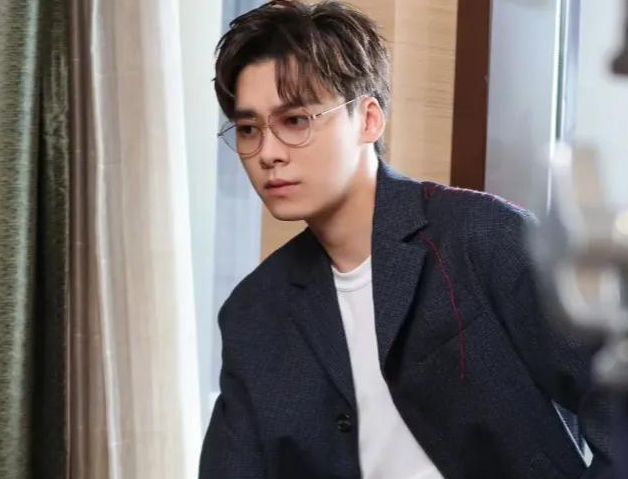 37岁李易峰近照曝光两眼无神变熊猫眼没了明星光环成油腻大叔