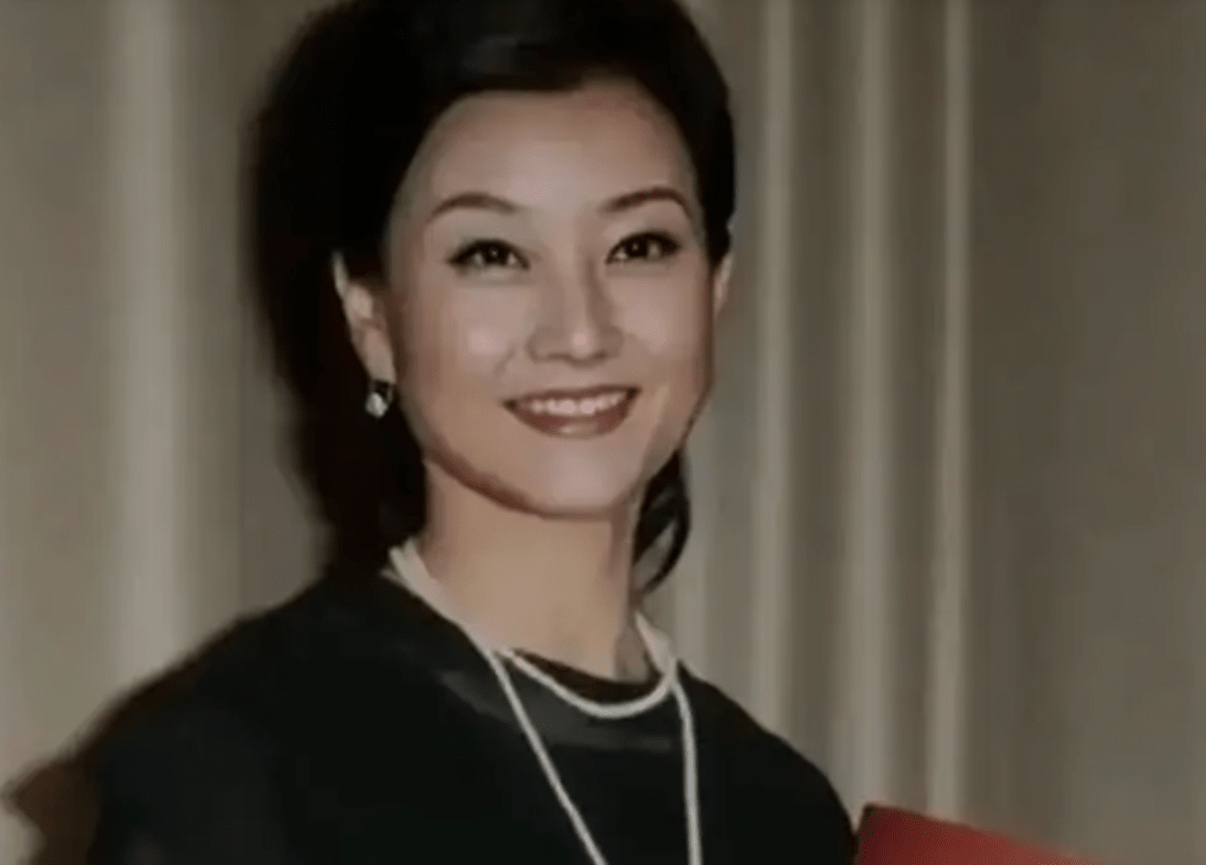 宋祖英素颜亮相惊艳！白色羽绒服配小黑裤时髦减龄，58岁好似28岁