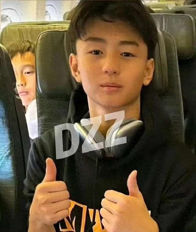 谢霆锋二儿子近照曝光！和张柏芝长得一模一样，老大像爸老二像妈