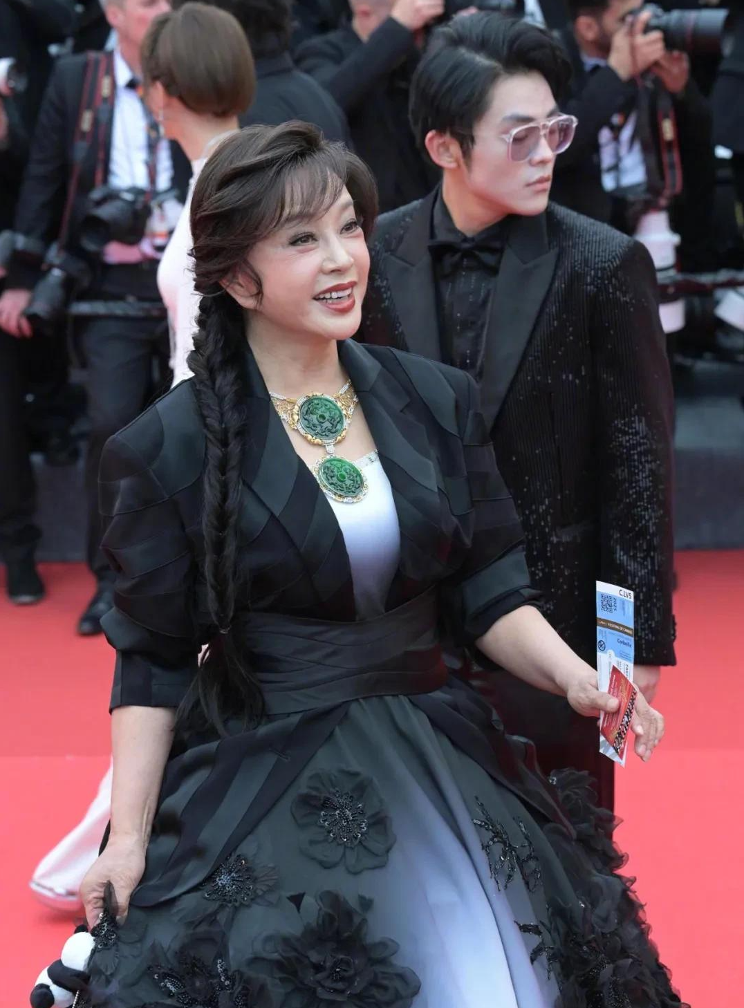 74岁刘晓庆戴亿元翡翠艳压戛纳!前男友酸讽:她首饰够买半座城!