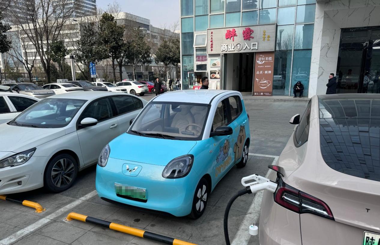 五菱汽车新车上市，4.48万元起售，纯电续航200公里，标配快充