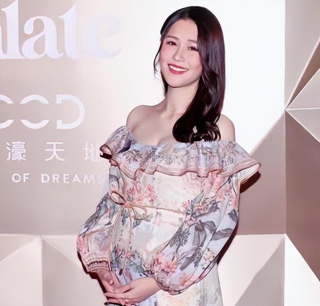 萧正楠老婆晒大肚照，孕肚圆圆无妊娠纹，夫妻试穿婴儿鞋超可爱