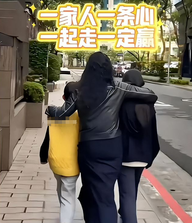 张兰到台湾看孙子孙女,散步都搂着俩娃肩膀,大S的遗愿能实现了