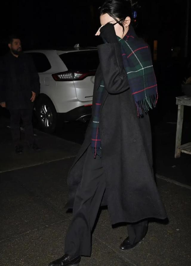 比伯携妻子纽约外出就餐，穿搭一如既往的迷，海莉一脸生无可恋