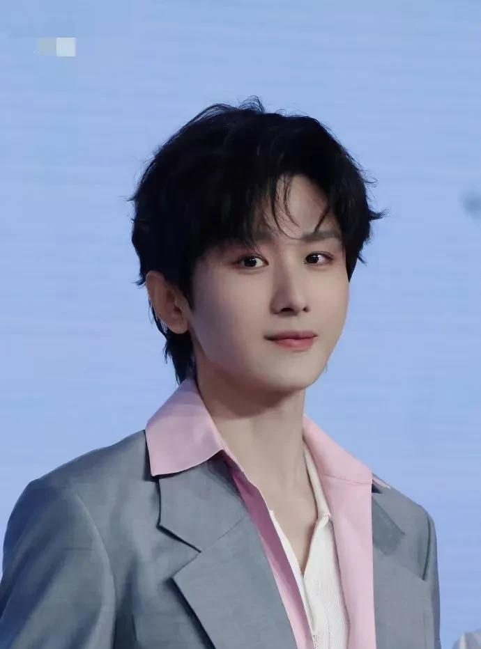 成毅被骂惹怒粉丝,资源咖却卖惨博同情,赴山海开播惹纷扰