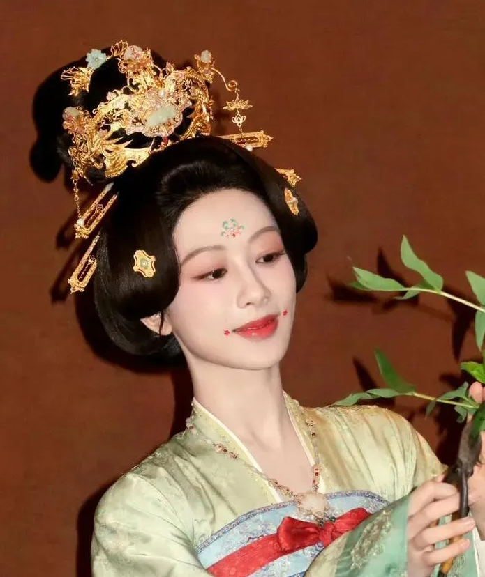 周雨彤贵妃面靥被吐槽,32岁杨紫挑战唐朝美人,才知她又赌对了