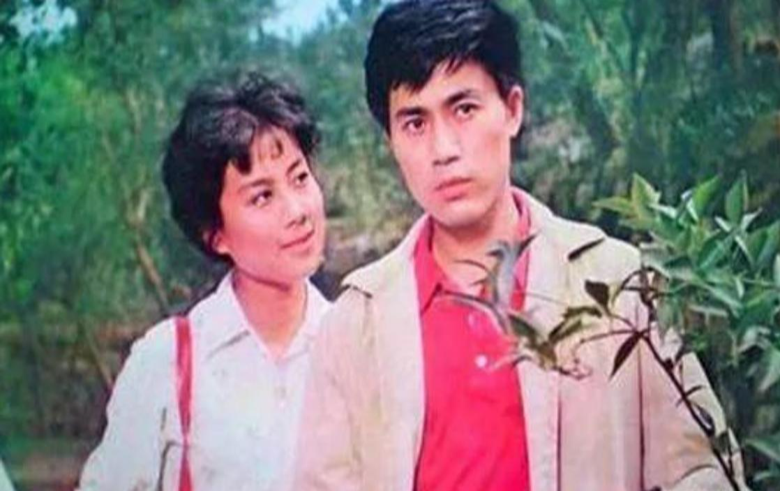 他25岁成名,一见钟情妻子,38年后女儿成为骄傲