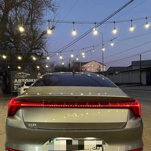 2025款起亚K8：韩系旗舰轿车的豪华与科技之旅