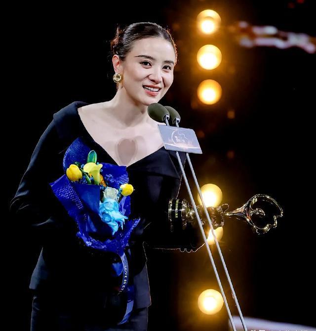 总台颁奖,站在宋佳旁边的刘亦菲,让所有人都见识了她的江湖地位