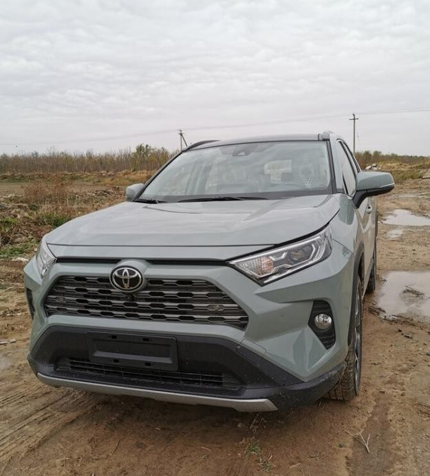 新RAV4 2.0L四驱尊贵开了400km后感受分享，车主：油耗有点惊喜