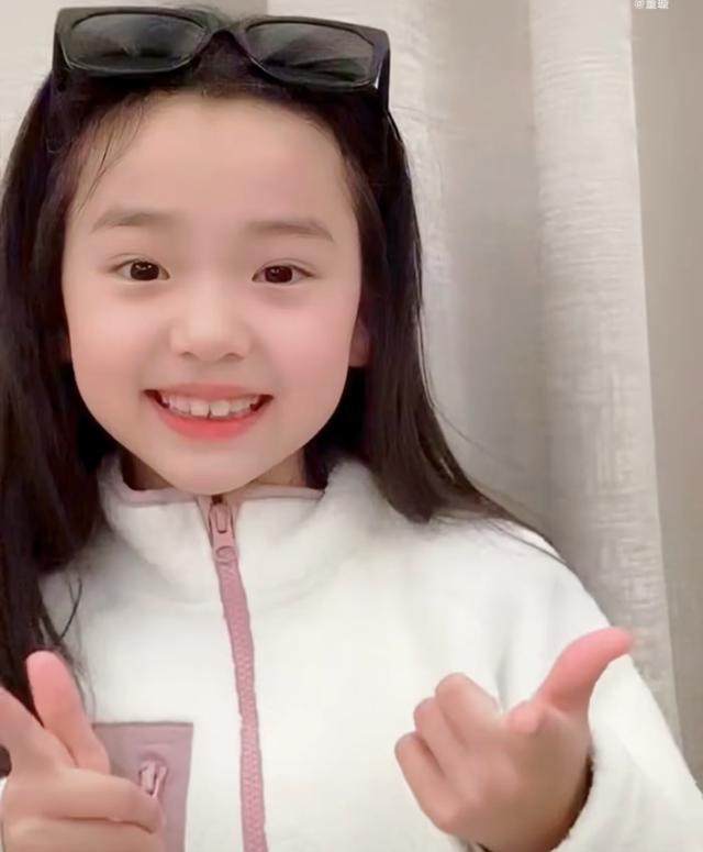 董璇自曝女儿牙齿严重深覆合，下巴后缩右边脸塌，需长期矫正