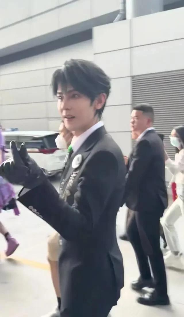 44岁汪东城最新活动曝光,黑西装绿领带帅出新高度