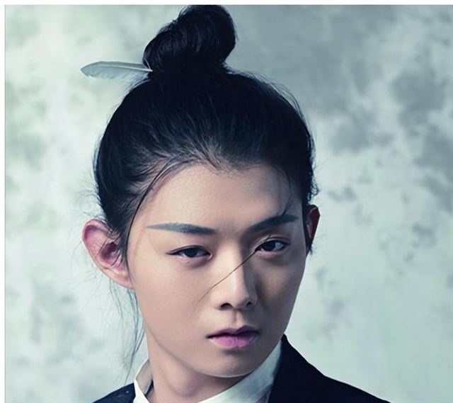 心真大!才4年就忍不住了?34岁的霍尊,终究是过不去美人关