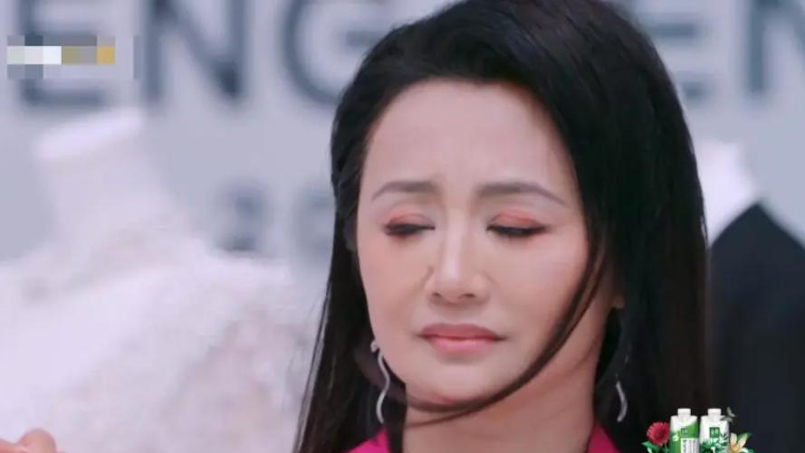 曹颖怎么回事？眼袋怎么不见了？脸肿如发面馒头、眼睛额头很奇怪