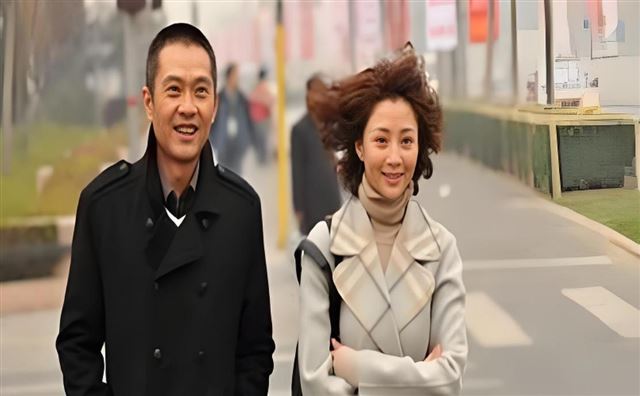 他是著名演员，妻子是真不好看，成名后相守多年，她有什么魅力